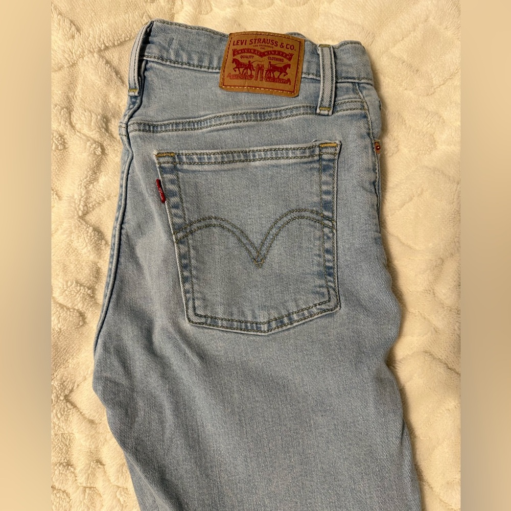 Levi Wedgie Fit Skinny Jean size 27 light wash